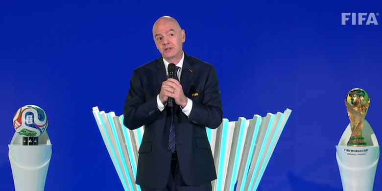 Presiden FIFA Gianni Infantino memberikan sambutan sebelum suasana pengambilan undian untuk turnamen playoff antarkonfederasi Piala Dunia 2026 dan playoff Eropa di Home of FIFA, Zurich, Swiss, pada Kamis (20/11/2025).
