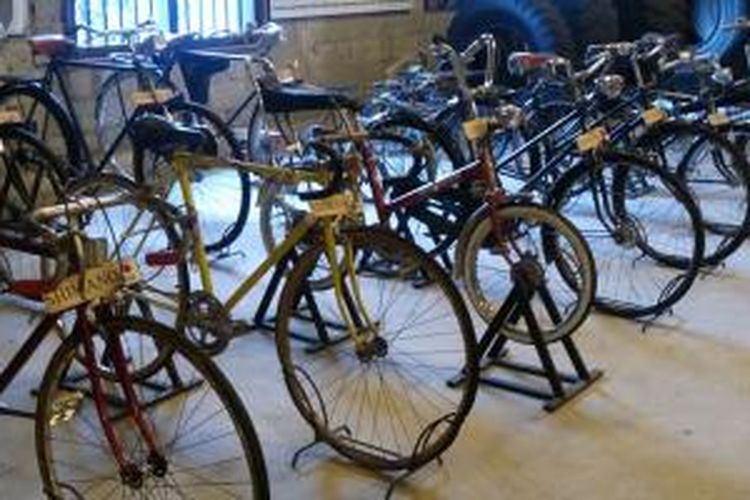 Koleksi sepeda tua dari berbagai negara yang tersusun rapi di salah satu zona Museum Angkut di Batu, Malang, Jawa Timur.
