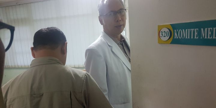 Dr.H.Bimanesh Sutarjo, SpPD bersama salah satu penyidik KPK di RS Medika Permata Hijau tempat Setya Novanto dirawat 