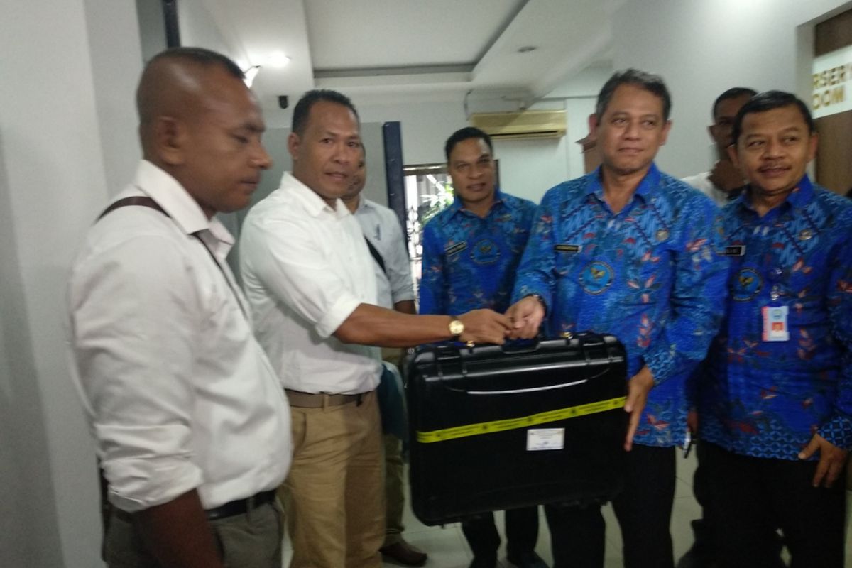 Delegasi kepolisian Timor Leste menyerahkan sampel bahan yang diduga narkoba ke BNN Jumat (9/2/2018)