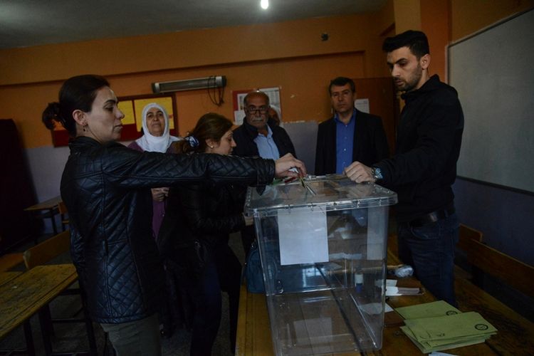 Seorang perempuan memberikan suara dalam referendum Turki di kota Diyarbakir, yang dihuni mayoritas etnis Kurdi, Minggu (16/4/2017).