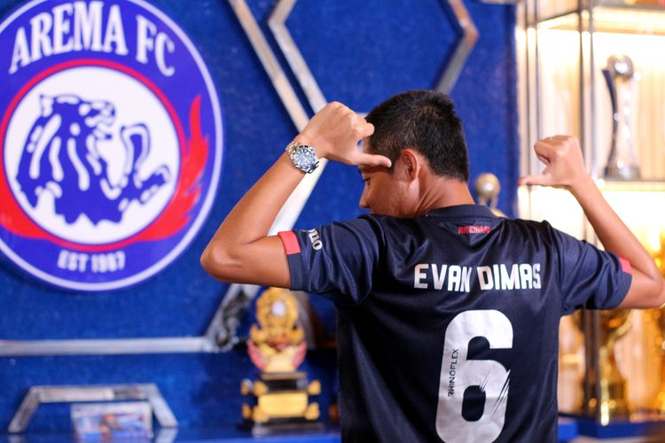 Pemain baru Evan Dimas memamerkan nomor punggung yang digunakan selama di Arema FC seusai diperkenalkan pada media di Kandang Singa, Kantor Arema FC, Kamis (7/4/2022) sore.