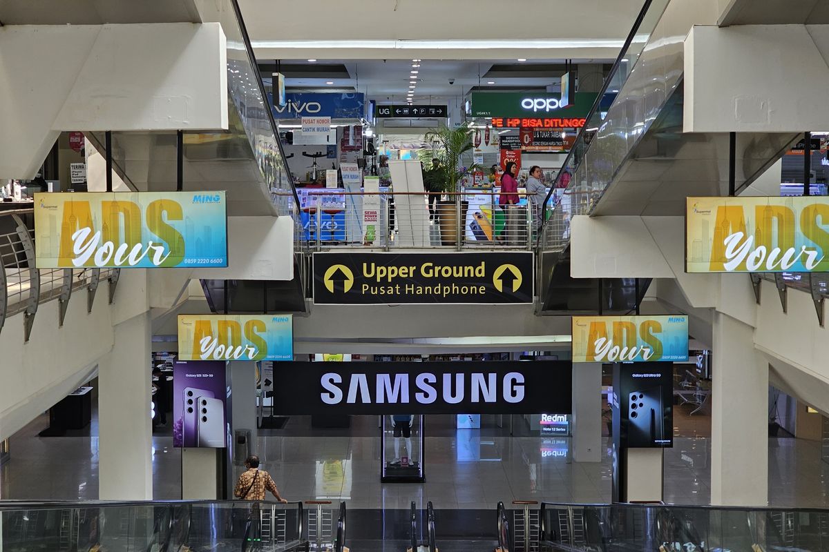 Suasana konter HP di e-center Supermal Karawaci, Tangerang.