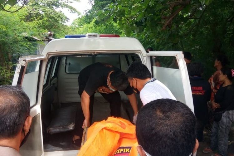 Polisi mengevakuasi dua bocah yang tewas diduga karena tenggelam di sebuah kubangan air bekas kandang ternak bebek tak jauh dari bantaran sungai disamping Terminal Bus Kota Tegal, Jawa Tengah, Kamis (10/12/2020) (Dok. Polsek Sumurpanggang)