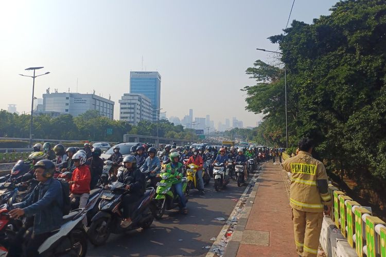 Pohon Terbakar Dekat Stasiun Palmerah, Jalan Gatot Subroto Arah Slipi Macet