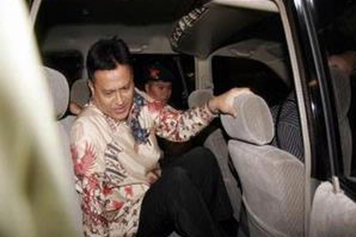 Anggota Komisi Pengawas Persaingan Usaha (KPPU) M Iqbal, saat ditangkap penyidik Komisi Pemberantasan Korupsi (KPK) Jakarta, Selasa (16/9) malam. Dia diduga tertangkap tangan telah menerima suap dari Presiden Direktur PT First Media Tbk, Billy Sundoro di Hotel Aryaduta. 