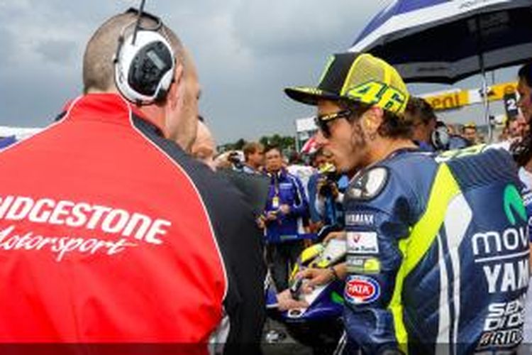 Pebalap Movistar Yamaha asal Italia, Valentino Rossi (kanan), bersiap di lintasan Sachsenring jelang balapan GP Jerman, Minggu (13/7/2014).