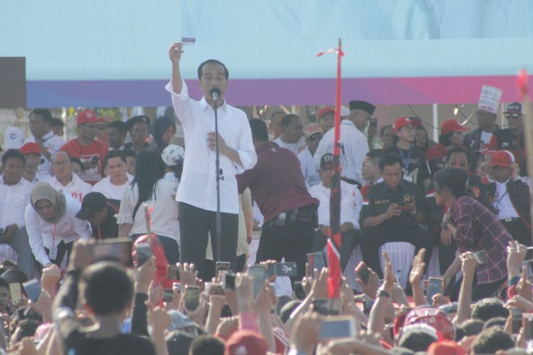 Dalam kampanye Pilpres 2019 di Stadion Temenggung Abdul Jamal, Mukakuning, Batam. Jokowi menunjukan tiga kartu sakti yakni kartu KIP (Kartu Indonesia Pintar) Kuliah, Kartu Pra Kerja dan Kartu Sembako Murah.
