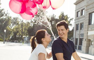 Jack Schuffman (Ken Marino) dan Annie Fletcher (Casie Wilson) dalam salah satu adegan sitkom Marry Me