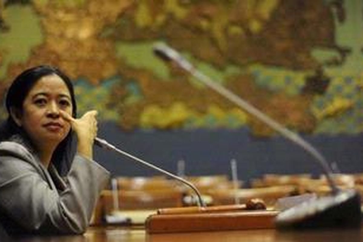 Ketua Fraksi PDIP, Puan Maharani memberikan keterangan pers terkait pergantian ketua fraksi PDIP di Gedung DPR, Senayan, Jakarta, Selasa (24/1/2012). Puan Maharani menggantikan Tjahjo Kumolo sebagai Ketua Fraksi PDIP sejak 13 Januari 2012. KOMPAS/HENDRA A SETYAWAN