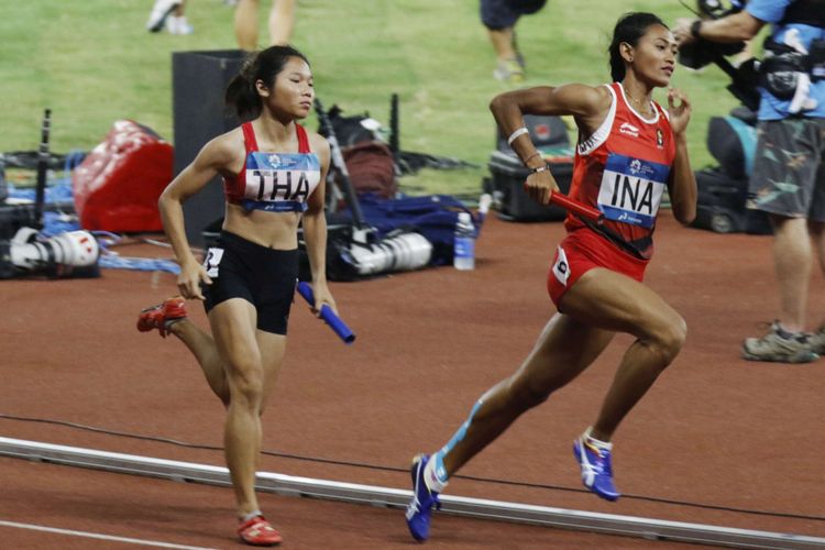 Pelari Indonesia Dewi Ayu Agung
Kurniyanti (No.348) beradu kecepatan dengan para pelari lainya saat babak final lari estafet 4x400 meter Putri Asian Games ke-18 Tahun 2018 di Stadion Utama Gelora Bung Karno Senayan, Jakarta Pusat, Kamis (30/8/2018). Pada pertandingan ini tim pelari estafet Indonesia gagal meraih medali.