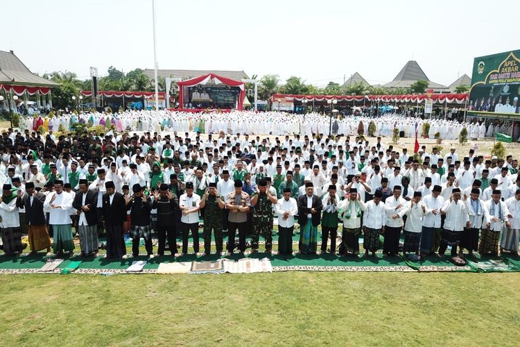 Ribuan santri berbaris mengikuti salat istisqa di alun-alun Regsojati Caruban, Kabupaten Madiun, Jawa Timur, usai mengikuti apel Hari Santri Nasional, Selasa (22/10/2019).