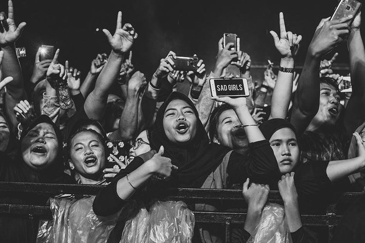 Foto dirilis Senin (9/3/2020), memperlihatkan sejumlah penggemar bergoyang menikmati aksi panggung penyanyi campursari Didi Kempot saat konser di Tigaraksa, Tangerang, Banten. Musik campursari milik Didi Kempot yang hampir semua liriknya bercerita tentang patah hati tengah merasuki kalangan milenial dan mampu menembus lintas generasi.