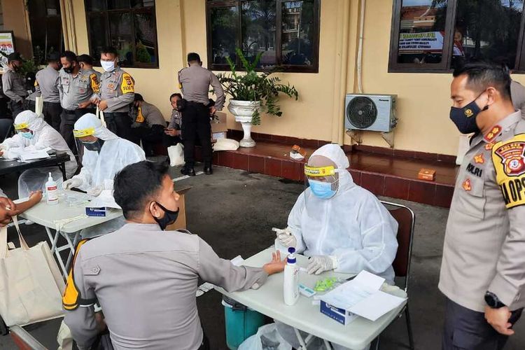 Semua personil pengamanan Pilkada Kabupaten Tasikmalaya di wilayah hukum Polresta Tasikmalaya menjalani tes cepat wajib Covid-19 sebelum melaksanakan tugasnya di Mako Polresta Tasikmalaya, Senin (7/12/2020).