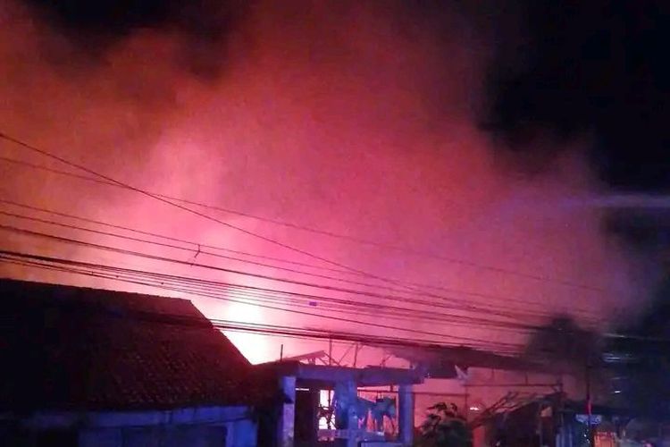 Toko dan gudang material bangunan di Cepiring Kendal, saat kebakaran. KOMPAS.COM/DOK.HUMAS POLRES