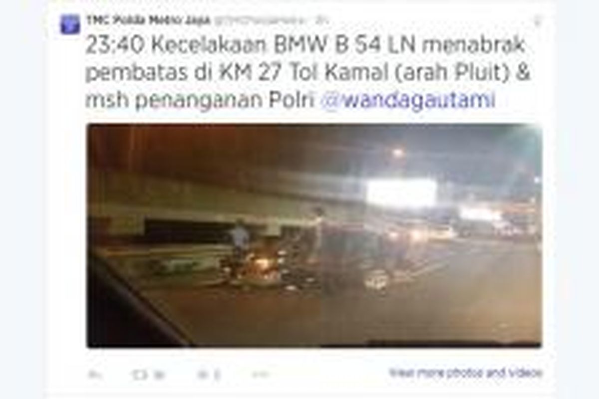 Sebuah mobil BMW bernomor polisi B 54 LN terlihat mengalami kecelakaan di Tol Bandara arah Pluit, Jakarta Utara, Kamis (14/8/2014) malam. Gambar diunggah ke Twitter oleh pemilik akun @wandagautami.