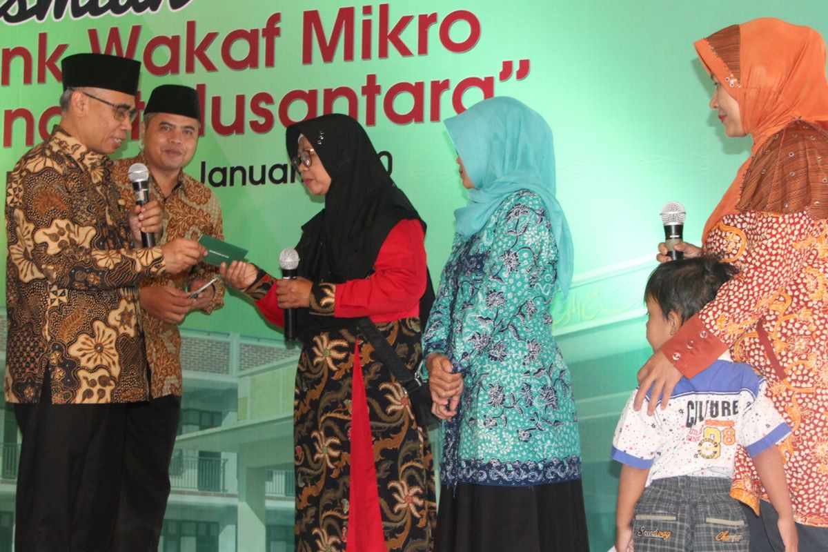 Ketua Dewan Komisioner OJK saat meresmikan Bank Wakaf Mikro Bangkit Nusantara di Pondok Pesantren Pondok Roudlatut Thalibin, Rembang, Kamis (9/1/2020).