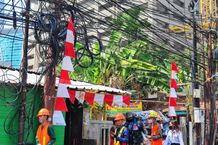 Untaian kabel kusut di Jalan Guru Mughni, Kecamatan Setiabudi, Jakarta Selatan, Selasa (8/8/2023). 