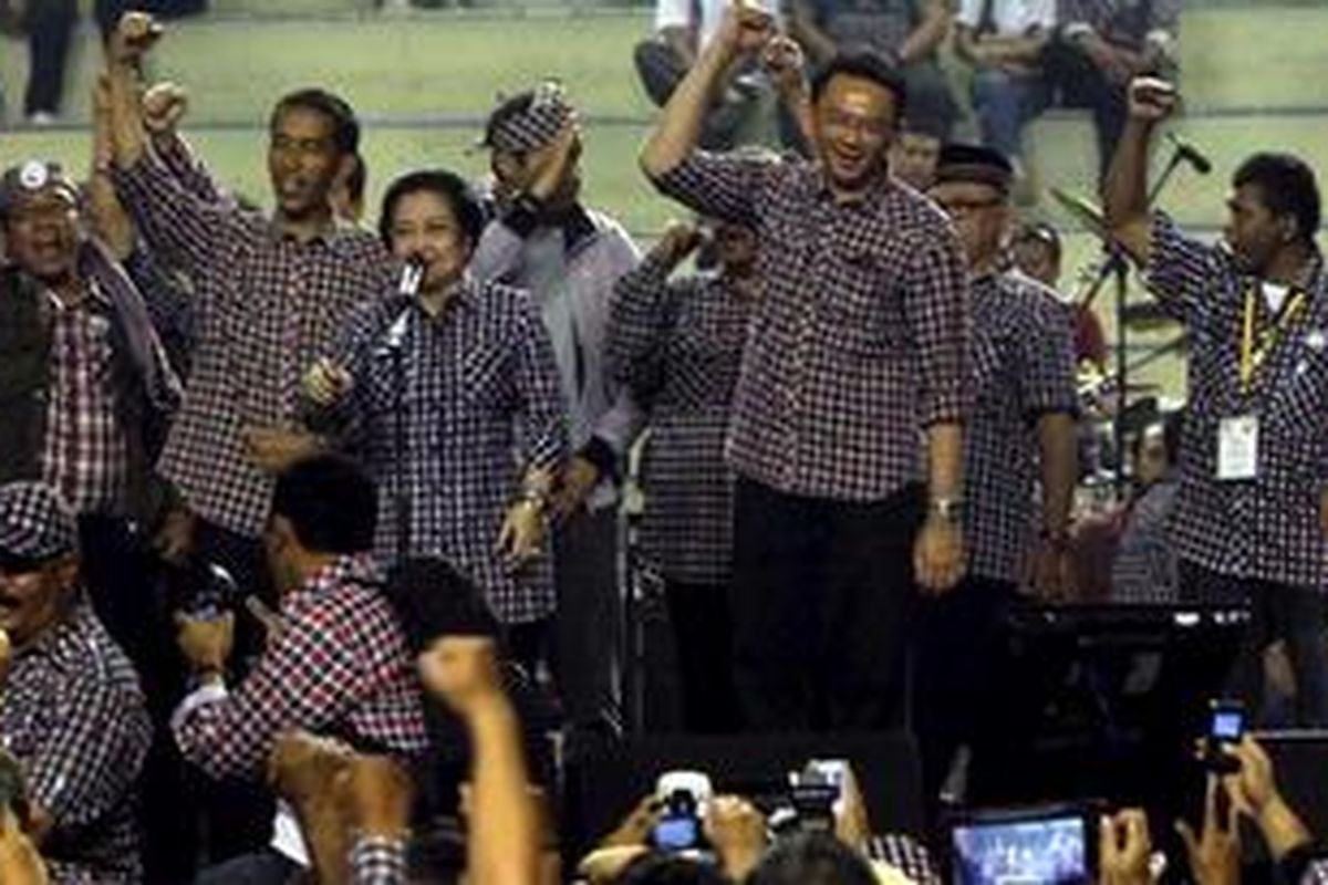 Selain ribuan pendukung calon Gubernur DKI Jakarta, Ketua Umum PDI Perjuangan Megawati Soekarnoputri juga hadir dalam acara silaturahmi dan halal bihalal Komunitas Pendukung Relawan Joko Widodo dan Basuki Tjahaja Purnama di Tennis Indoor Senayan, Jakarta Pusat, Minggu (2/9/2012) siang. Hadir pula Puan Maharani, AM Fatwa dan tokoh lainnya, serta sejumlah mantan bintang film. Dua pasangan calon Gubernur DKI Jakarta, Jokowi dan Ahok akan bertarung di putaran dua Pilkada DKI Jakarta, 20 September mendatang.  