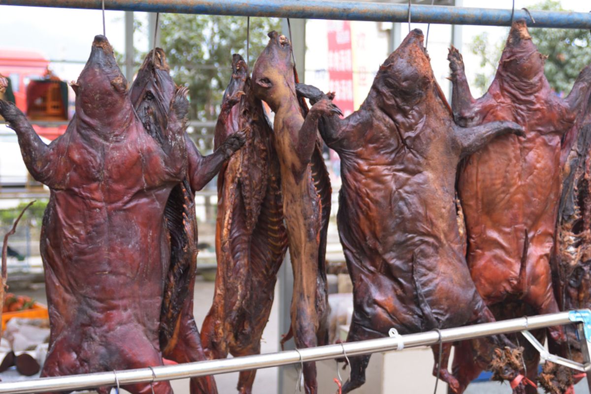 Sejumlah hewan liar dijual di pasar hewan liar di China. 