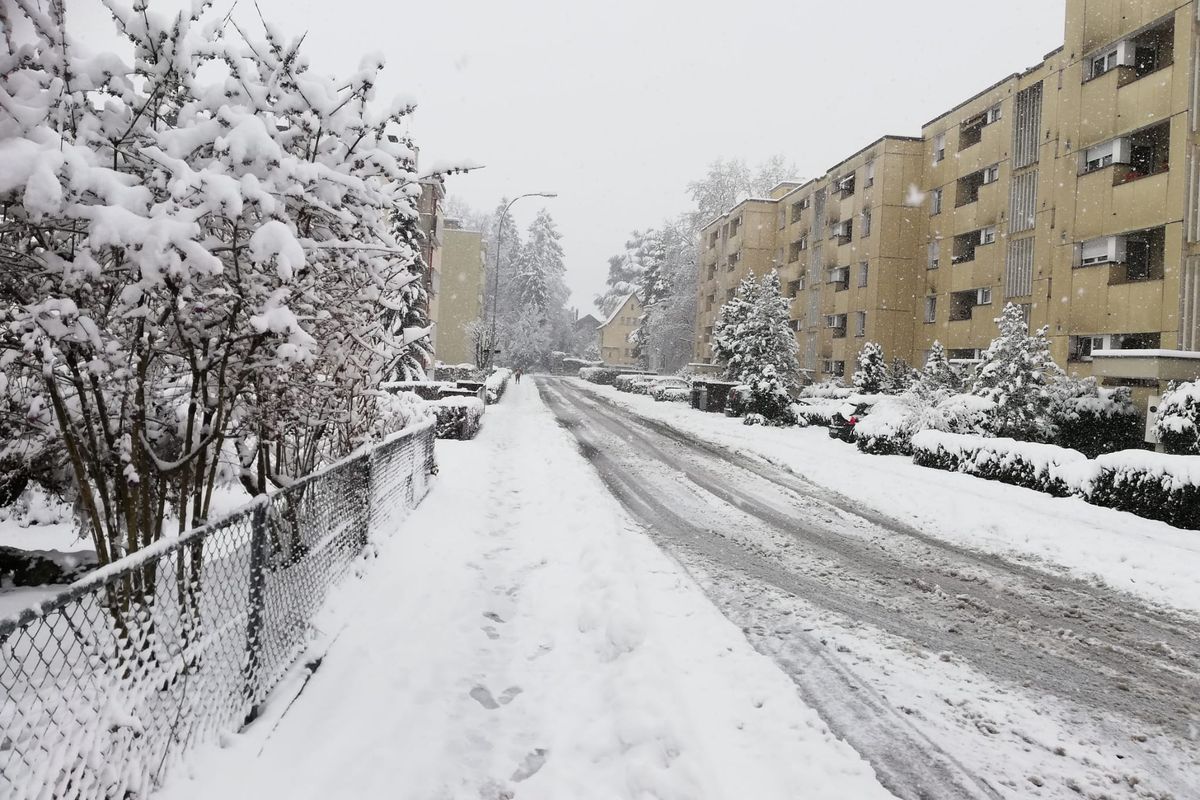 Seperti inilah momen ketika salju turun di Lucerne, Swiss, seperti diabadikan oleh Kontributor Kompas.com, Krisna Diantha, Swiss kini dilaporkan kewalahan karena salju yang turun terlalu banyak.