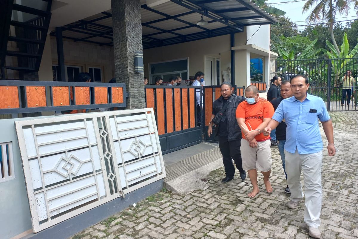 Polres Metro Depok menggelar prarekonstruksi kasus pembantaian anak dan istri di Perumahan Pondok Jatijajar Depok pada Rabu (9/11/2022).