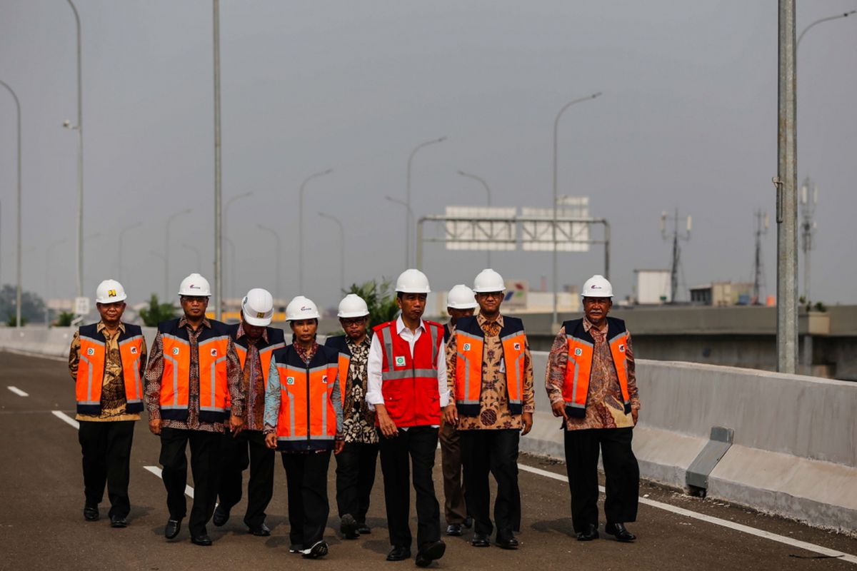 Presiden Joko Widodo (rompi merah) didampingi sejumlah pejabat lain saat meninjau ruas jalan Tol Bekasi-Cawang-Kampung Melayu (Becakayu) di kawasan Jakasampurna, Bekasi, Jawa Barat, Jumat (3/11/2017). Presiden Joko Widodo meresmikan ruas jalan tol yakni Seksi 1B dan 1C sepanjang 8,26 kilometer yang terbentang dari Cipinang Melayu-Pangkalan Jati-Jakasampurna.