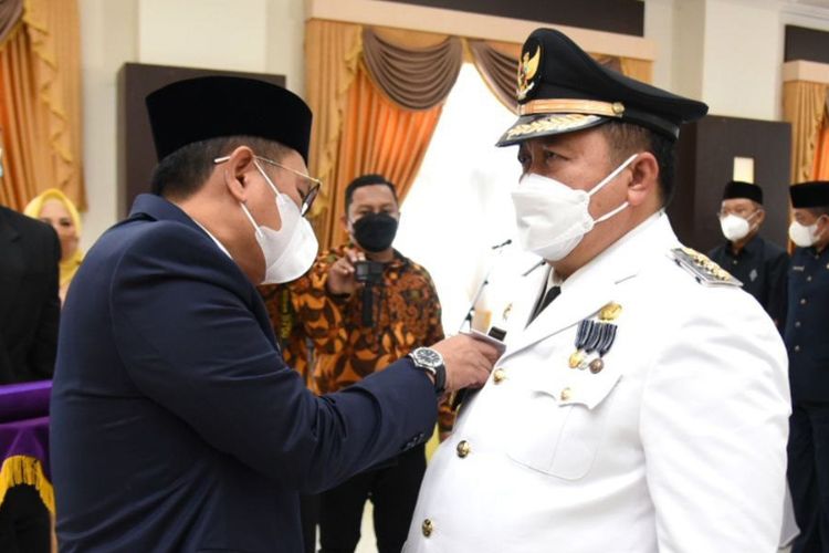 Penyematan tanda jabatan Penjabat Bupati Boalemo Dr Hendriwan oleh Penjabat Gubernur Gorontalo Hamka Hendra Noer atas nama Presiden Joko Widodo di aula rumah jabatan gubernur, Minggu (22/5/2022).