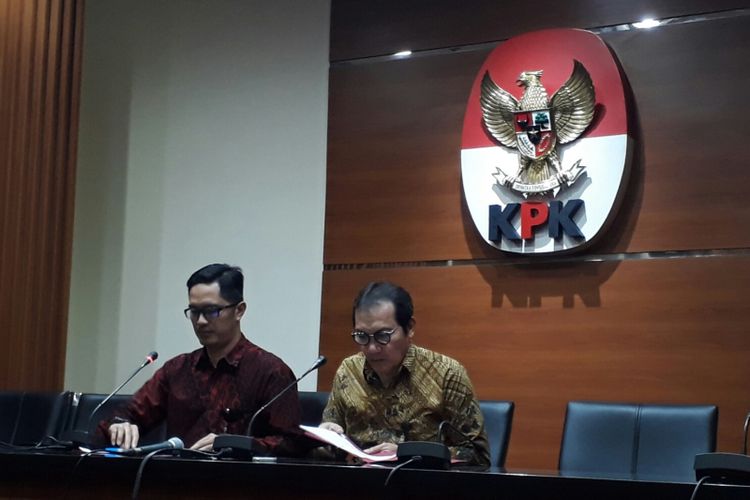Juru Bicara KPK, Febri Diansyah, dan Wakil Ketua KPK Saut Situmorang dalam jumpa pers di gedung KPK, Kuningan, Jakarta, Rabu (31/1/2018).