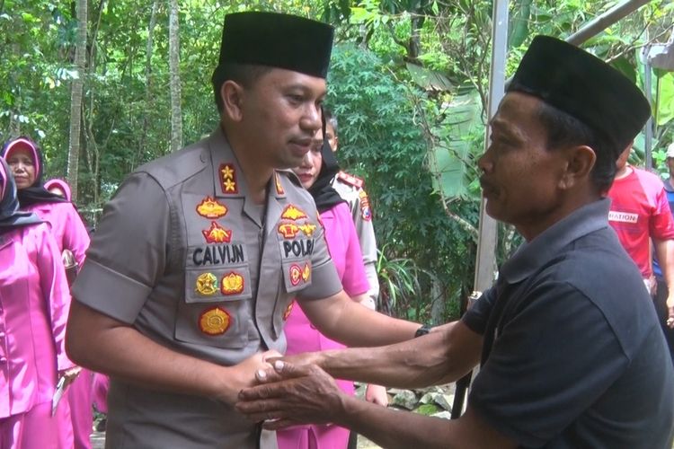 Kapolres Trenggalek disambut oleh ayah kandung almarhum Bharada Doni Priyanto, ketika berkunjung ke rumah duka (29/02/2020).