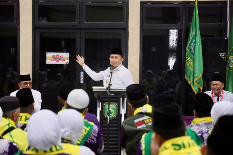 Penjabat (Pj) Gubernur Sumatera Selatan (Sumsel) Agus Fatoni saat memberikan sambutan dalam agenda pelepasan keberangkatan jemaah calon haji kloter pertama di Asrama Haji Palembang, Sabtu (11/5/2024).