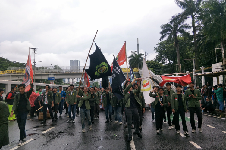 Sejumlah mahasiswa berjalan menuju depan Gedung DPR/MPR RI untuk mengikuti aksi demonstrasi tolak Perppu Cipta Kerja, Selasa (28/2/2023).