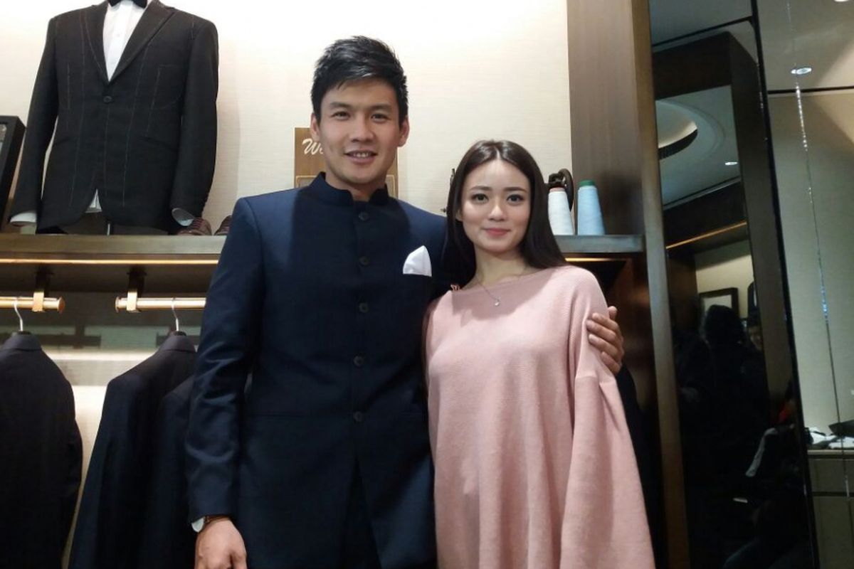 Fendy Chow dan Stella Cornelia membocorkan soal persiapan pernikahan mereka saat dijumpai di Wong Hang Tailor, Mal Grand Indonesia, Jakarta Pusat, Kamis (13/7/2017).