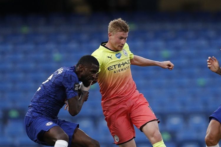 Antonio Rudiger (kiri) berduel dengan Kevin De Bruyne (tengah) pada laga Chelsea vs Man City di Stadion Stamford Bridge dalam lanjutan pekan ke-31 Premier League, kasta teratas Liga Inggris, Kamis (25 Juni 2020).