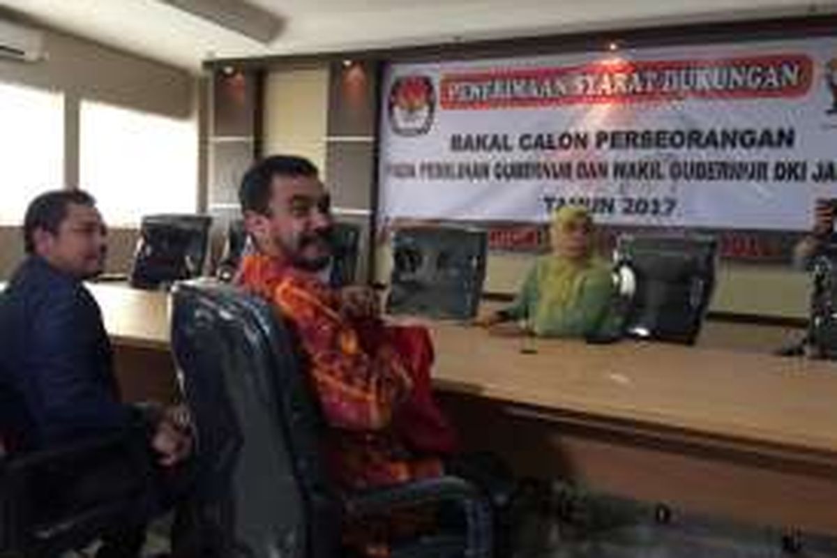 Bakal pasangan calon gubernur DKI Jakarta, Ahmad Taufik (kanan) dan wakil gubernur DKI Jakarta, Mujtahid Hashem (kiri) di gedung KPUD DKI Jakarta, Kamis (4/8/2016).