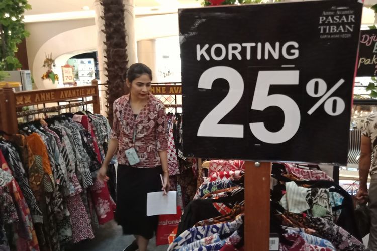 Sejumlah batik yang dijual pada gelaran Pasar Tiban, milik desainer kondang Anne Avantie. Acara yang diadakan selama 26 Juni-1 Juli 2018 tersebut menjual batik karya Anne Avantie dengan beragam harga.