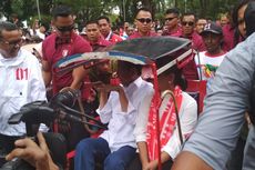 Wajah Sumringah Jokowi Saat Naik Becak Bersama Ibu Iriana...