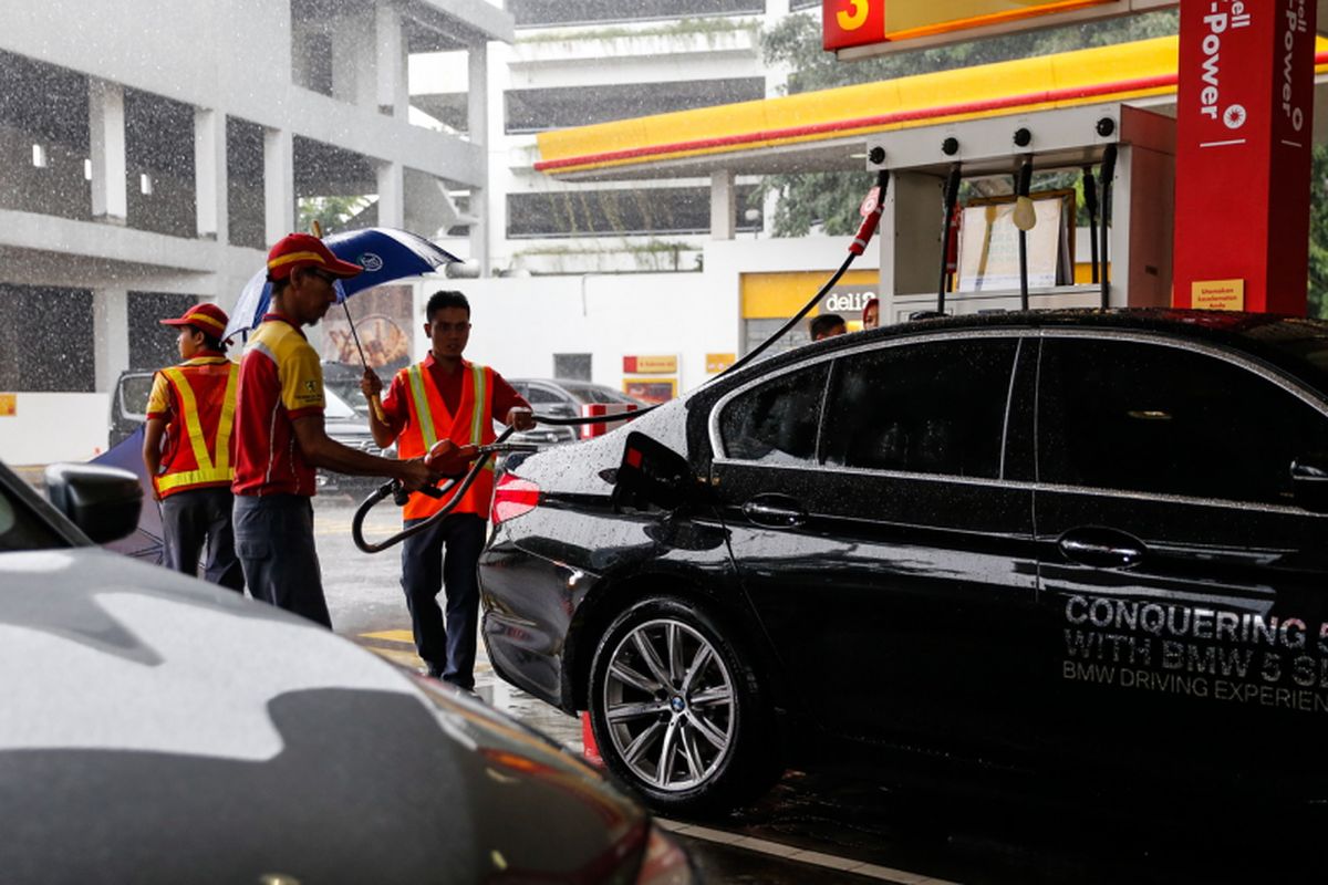 Petugas SPBU Shell mengisi bahan bakar minyak (BBM) jenis Shell V-Power ke mobil BMW 520i Luxury saat acara flag-off dari BMW Driving Experience di SPBU Shell, Jalan Gatot Subroto, Menteng Dalam, Jakarta, Senin (12/3/2018). Program BMW Driving Experience merupakan kegiatan untuk menempuh lima kota besar sejauh 900 kilometer dengan mengendarai BMW Seri 5, salah satunya BMW 520i Luxury yang memiliki mesin 4-silinder BMW TwinPower Turbo serta memakai bahan bakar berkualitas.