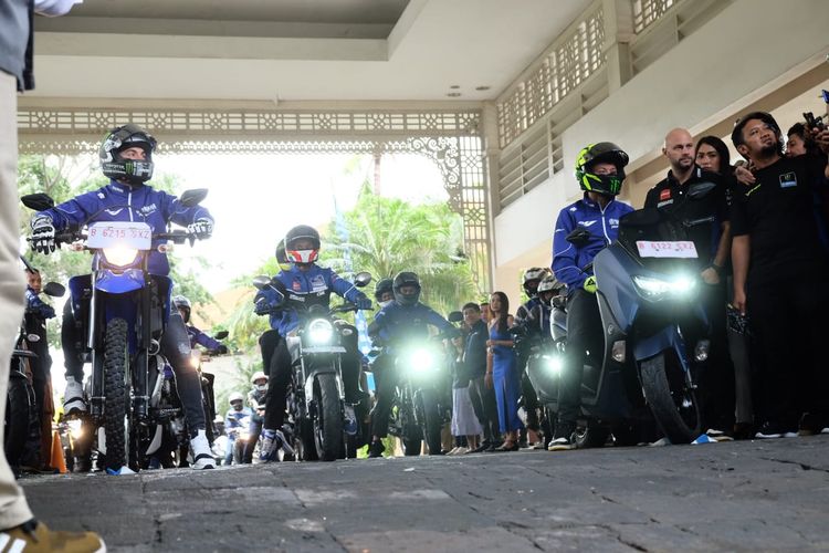 Valentino Rossi dan Maverick Vinales touring bersama komunitas