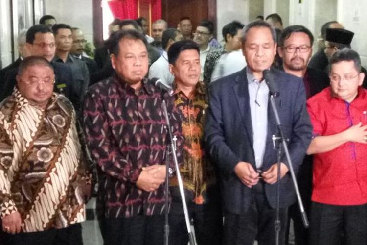 Ketua Mahkamah Konstitusi (MK) Arief Hidayat dan Wakil Ketua Komisi III Benny K Harman, bersama anggota Komisi III usai gelar rapat tertutup di ruang rapat lantai 4 gedung MK, Jalan Merdeka Barat 6, Jakarta Pusat, Senin (30/1/2017).