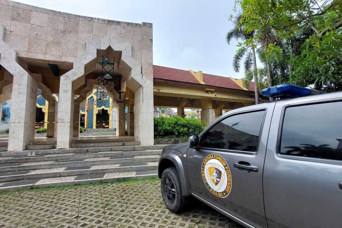 Pusat Laboratorium Forensik (Puslabfor) Mabes Polri melakukan olah tempat kejadian perkara (TKP) kebakaran kubah Masjid Jakarta Islamic Centre (JIC) pada Kamis (20/10/2022). 