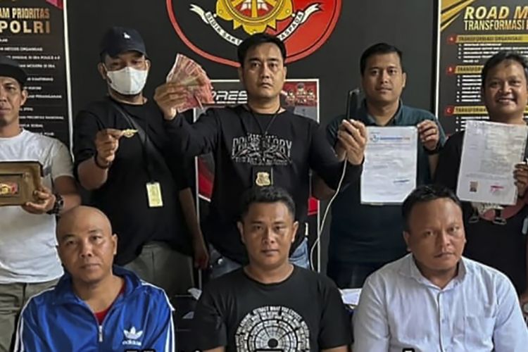 Pebrianto (38), Suandi (39) dan Dedi Wijaya (40) yang tercatat sebagai warga Kota Prabumulih, Sumatera Selatan saat berada di Polres Lubuklinggau usai ditangkap polisi lantaran melakukan pemerasan terhadap seorang kepala sekolah sebesar Rp 20 juta.