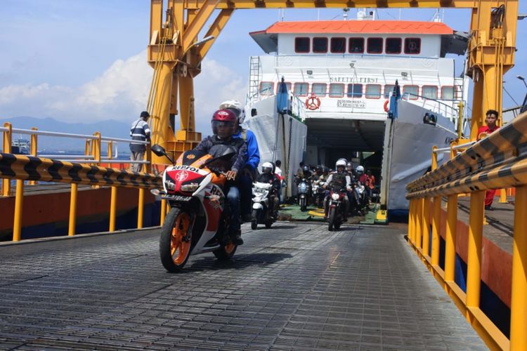 Pemudik menggunakan sepeda motor saat keluar dari kapal di Pelabuhan Ketapang Banyuwangi