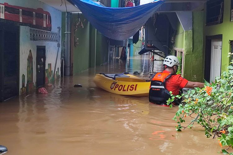 Banjir Berulang di Kampung Melayu, Pengamat: Normalisasi Tak Kunjung Usai