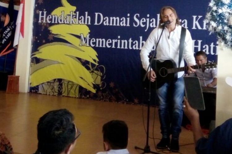 Mantan vokalis band rock White Lion, Mike Tramp, bernyanyi dalam sebuah acara open house di Kota Kupang, Nusa Tenggara Timur, Senin (25/12/2017)