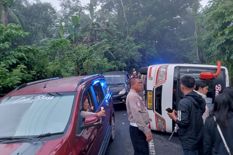 Hindari Lubang, Bus Rombongan Peserta HAPSA WKI Terbalik di Minahasa Selatan