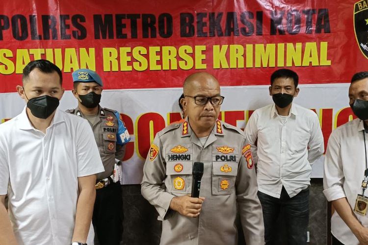 Kapolres Metro Bekasi Kota saat menggelar rilis pers kasus pelecehan seksual yang dilakukan oleh oknum guru SD berinisial AD di Mapolres Bekasi Kota, Senin (28/11/2022). AD ditangkap di wilayah Riau setelah kabur hampir selama satu bulan.