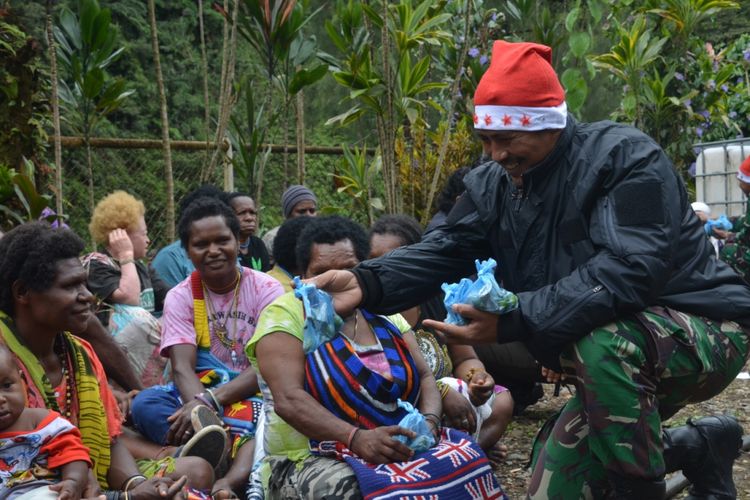 Dalam suasana menjelang Natal , Kodim 1710/Mimika membagikan ratusan paket sembako dan beberapa ekor babi bagi masyarakat Banti 1,Banti 2, Kimbeli dan Opitawak.