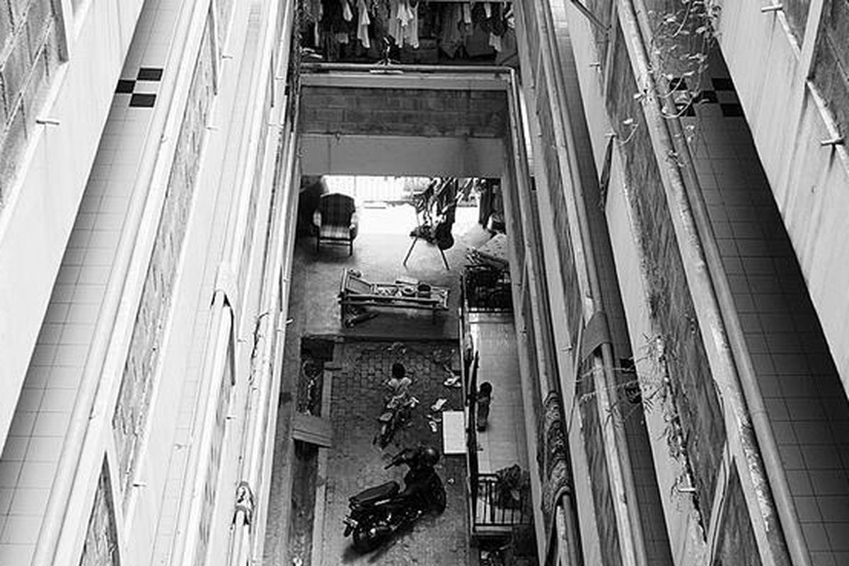 Sejumlah pagar pembatas di rumah susun masih terlalu pendek sehingga mudah dilewati oleh anak. Pagar yang relatif pendek ini membuat orangtua harus selalu mengontrol anak yang bermain di luar rumah. Sabtu pekan lalu, Yohanes Daniel (4) meninggal setelah terjatuh dari lantai IV Rumah Susun Petamburan ketika sedang bermain bersama kawannya.