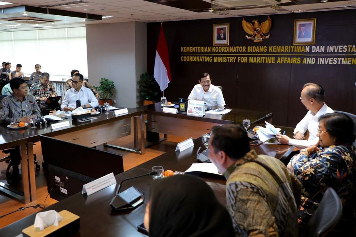 Menko Bidang Kemaritiman dan Investasi Luhut Binsar Pandjaitan memimpin rapat koordinasi membahas mengenai pengurangan polusi udara di Kantor Kemenko Marves Jakarta, Jumat (18/8/2023).